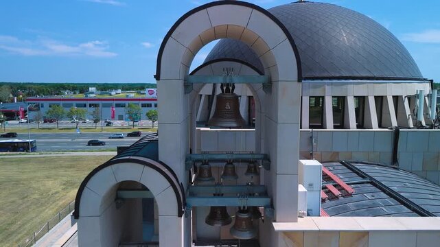 Film z drona przedstawiający kości&oacute;ł w Warszawie w jakości 4K przy 50 kl./s.