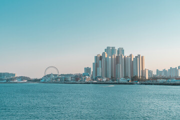 Obraz premium Modern coastal city(Sokcho, Korea) skyline with beach and ferris wheel at daylight
