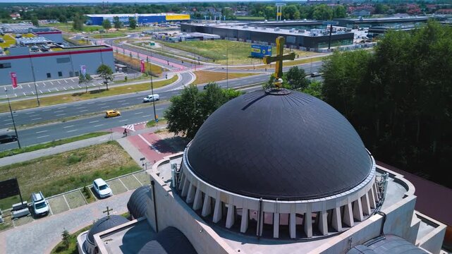 Film z drona przedstawiający kości&oacute;ł w Warszawie w jakości 4K przy 50 kl./s.