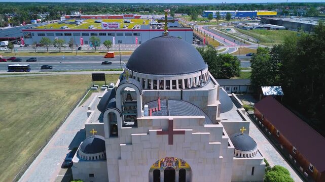 Film z drona przedstawiający kości&oacute;ł w Warszawie w jakości 4K przy 50 kl./s.