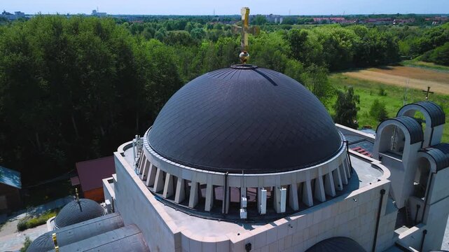 Film z drona przedstawiający kości&oacute;ł w Warszawie w jakości 4K przy 50 kl./s.