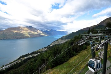 ニュージーランドのクイーンズタウンにあるボブズ・ピークからの眺望 ワカティプ湖とリマーカブルズ山脈を一望する大自然の絶景 スカイライン・ゴンドラのリフトと美しい湖畔の街並みが織りなす南島の観光イメージ
