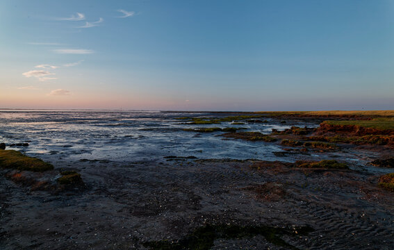 Abendstimmung am Naturstrand Hilgenriedersiel - der einzige Naturstrand mitten im Nationalpark Wattenmeer, Gemeinde&nbsp;Hagermarsch, Ostfriesland, Deutschland