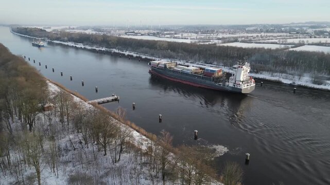 Containerschiff ANINA f&auml;hrt im Winter durch den Nord-Ostsee-Kanal 