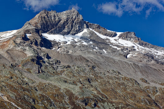 Blick in die Hochgebirgslandschaft des Olperermassivs (3476 m), dem Hauptgipfel des Tuxer Kammes  im Hochgebirgsnaturpark Zillertaler Alpen, Tirol, &Ouml;sterreich
