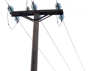 Poste de electricidad de madera con cables y aislantes de vidrio