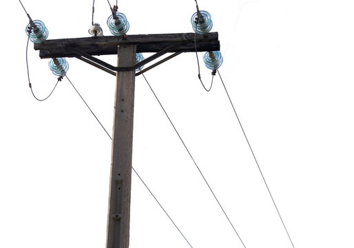 Poste de electricidad de madera con cables y aislantes de vidrio