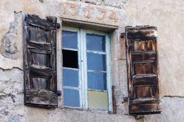 Fen&ecirc;tre de vieille maison de village catalan en Cerdagne, et ses volets en bois d'origine