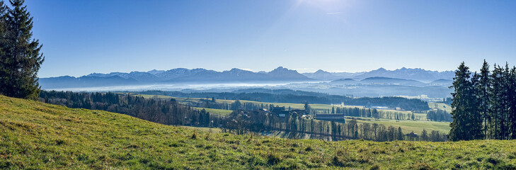 Panorama Ammergauer Berge im Sp&auml;therbst vom Auerberg