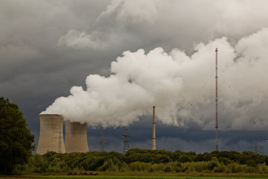 Die ehemaligen K&uuml;hlt&uuml;rme des Kernkraftwerk Grafenrheinfeld, Landkreis Schweinfurt, Unterfranken, Bayern, Deutschland