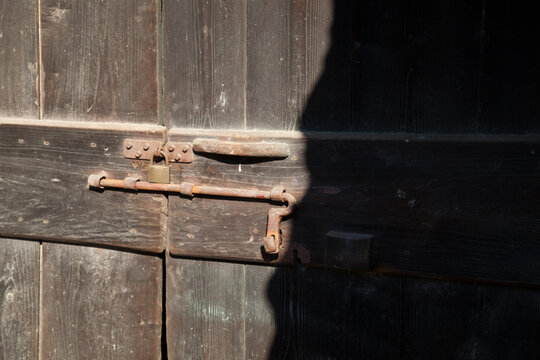 porte in legno e balle di fieno