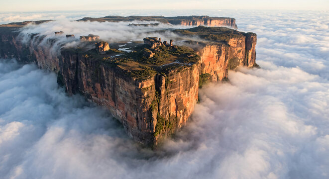 G&oacute;ra Roraima wyłaniająca się z chmur, krajobraz tepui