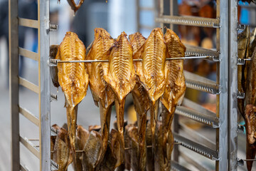 Wędzone ryby w wędzarni nad morzem, obiad