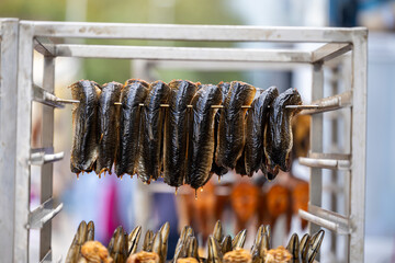 Wędzone ryby w wędzarni nad morzem, obiad © FotoDax