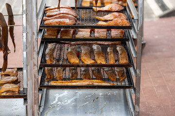 Wędzone ryby w wędzarni nad morzem, obiad