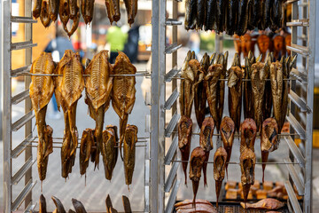 Wędzone ryby w wędzarni nad morzem, obiad © FotoDax