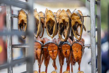 Wędzone ryby w wędzarni nad morzem, obiad