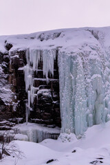 Eingefrorener Wasserfall Orvvosfossen in Alta mit Schnee