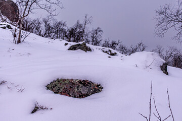 Verschneite Landschaft mit Felsen und mit wei&szlig;em Schnee in Norwegen