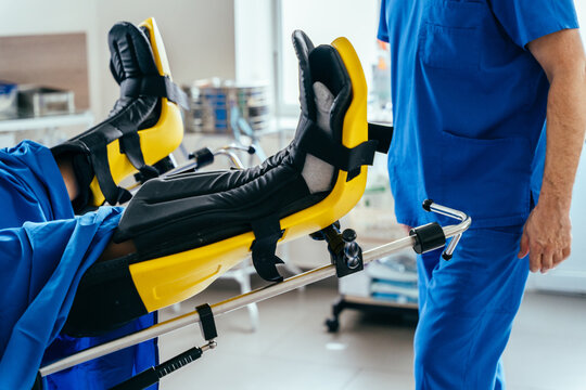 Patient leg positioning system used during gynecological surgery in operating room