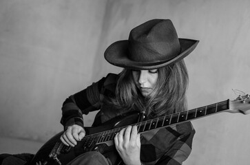 Obraz premium Cowboy girl with guitar