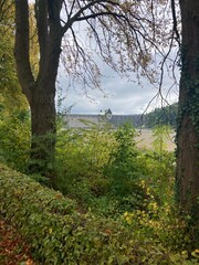 Der trocken gelegte Ausgleichsweiher an der M&ouml;hnetalsperre im Sauerland