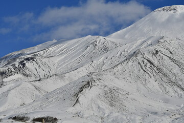The nature of the Kamchatka Peninsula combines mountainous landscapes and forested areas, and is characterized by its unique topography, flora, and fauna, as well as its climate.