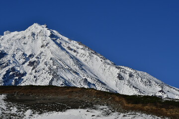 The nature of the Kamchatka Peninsula combines mountainous landscapes and forested areas, and is characterized by its unique topography, flora, and fauna, as well as its climate.