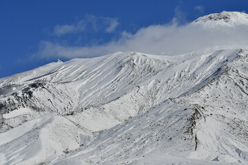 The nature of the Kamchatka Peninsula combines mountainous landscapes and forested areas, and is characterized by its unique topography, flora, and fauna, as well as its climate.