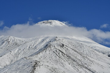 The nature of the Kamchatka Peninsula combines mountainous landscapes and forested areas, and is characterized by its unique topography, flora, and fauna, as well as its climate.