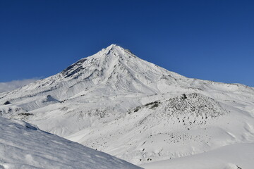 The nature of the Kamchatka Peninsula combines mountainous landscapes and forested areas, and is characterized by its unique topography, flora, and fauna, as well as its climate.
