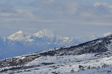 The nature of the Kamchatka Peninsula combines mountainous landscapes and forested areas, and is characterized by its unique topography, flora, and fauna, as well as its climate.