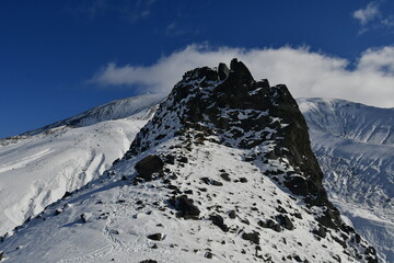 The nature of the Kamchatka Peninsula combines mountainous landscapes and forested areas, and is characterized by its unique topography, flora, and fauna, as well as its climate.