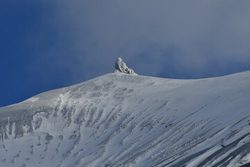 The nature of the Kamchatka Peninsula combines mountainous landscapes and forested areas, and is characterized by its unique topography, flora, and fauna, as well as its climate.
