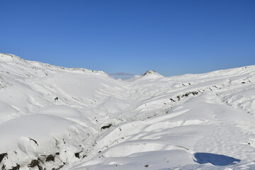 The nature of the Kamchatka Peninsula combines mountainous landscapes and forested areas, and is characterized by its unique topography, flora, and fauna, as well as its climate.