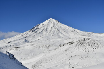 The nature of the Kamchatka Peninsula combines mountainous landscapes and forested areas, and is characterized by its unique topography, flora, and fauna, as well as its climate.