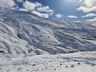 The nature of the Kamchatka Peninsula combines mountainous landscapes and forested areas, and is characterized by its unique topography, flora, and fauna, as well as its climate.