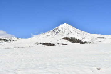 The nature of the Kamchatka Peninsula combines mountainous landscapes and forested areas, and is characterized by its unique topography, flora, and fauna, as well as its climate.