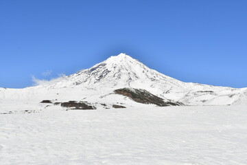 The nature of the Kamchatka Peninsula combines mountainous landscapes and forested areas, and is characterized by its unique topography, flora, and fauna, as well as its climate.