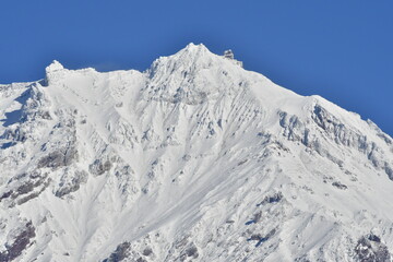 The nature of the Kamchatka Peninsula combines mountainous landscapes and forested areas, and is characterized by its unique topography, flora, and fauna, as well as its climate.