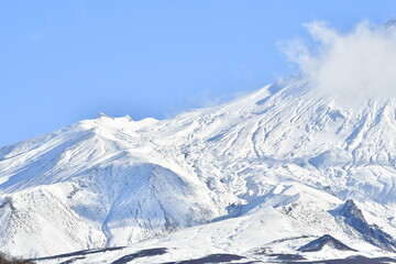 The nature of the Kamchatka Peninsula combines mountainous landscapes and forested areas, and is characterized by its unique topography, flora, and fauna, as well as its climate.