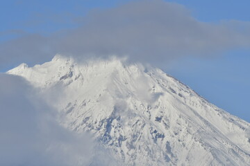 The nature of the Kamchatka Peninsula combines mountainous landscapes and forested areas, and is characterized by its unique topography, flora, and fauna, as well as its climate.