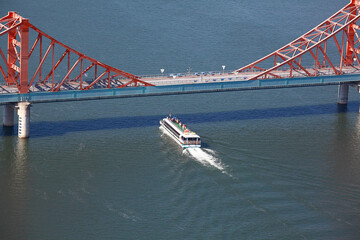 물 위의 다리와 유람선