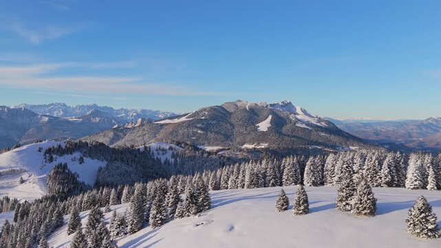 Panorama invernale aereo con neve ripreso da drone sopra Passo Coe e Fondo Grande sull'Alpe Cimbra di Folgaria nelle Alpi del Trentino-Alto Adige in Italia