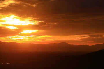 朝焼けに染まる山並み