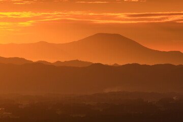 朝焼けに染まる山並み