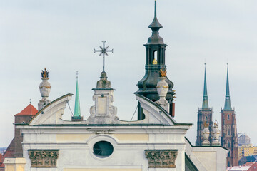 Widok na wieże kościelne we Wrocławiu