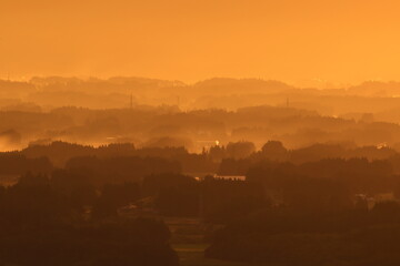 朝焼けに染まる山並み