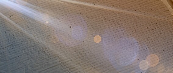 柔らかな光がにじむ紙面の幻想的な彩り