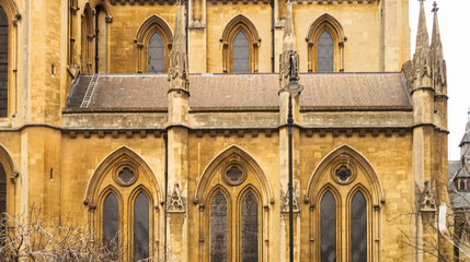 Obraz premium Westminster Abbey in London showing historical Gothic architecture details with ornate windows and flying buttresses
